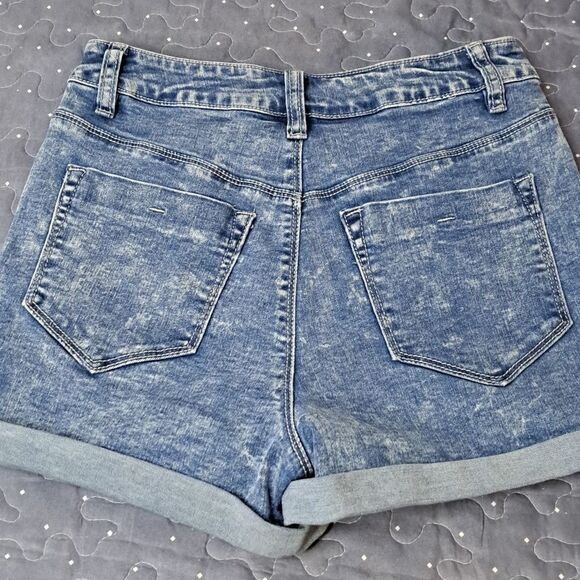 YMI button fly jean shorts size 5 - Picture 4 of 5